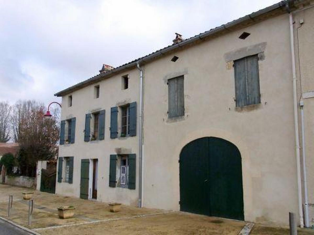 Casa de 3 dormitorios en Marmande, France No. 10533