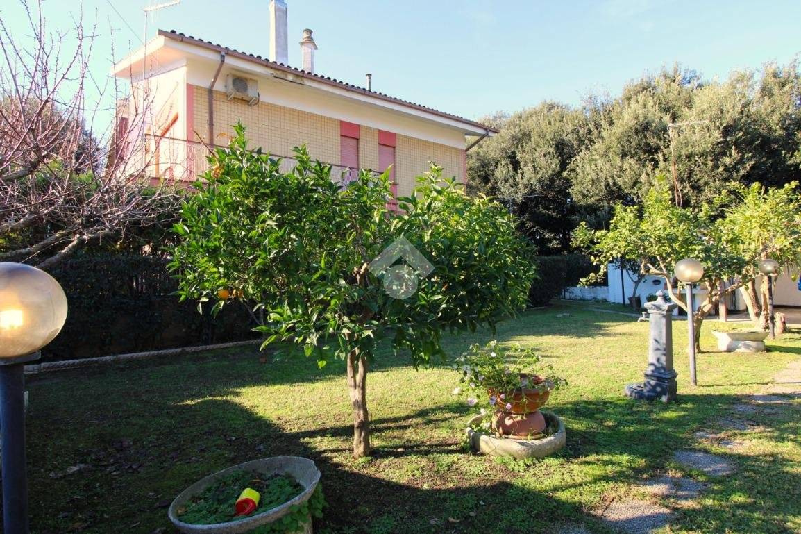 Apartamento de 5 dormitorios en Ardea, Italy No. 46839
