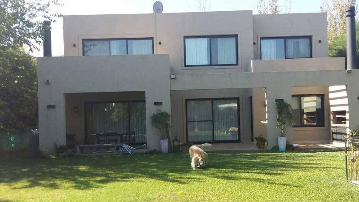 4 bedrooms House in Malvinas Argentinas, Argentina No. 4065