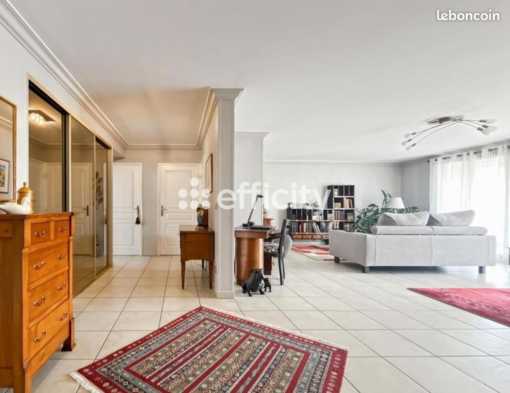 Квартира с 4 спальнями в Бур-ля-Рен, Франция № 163290