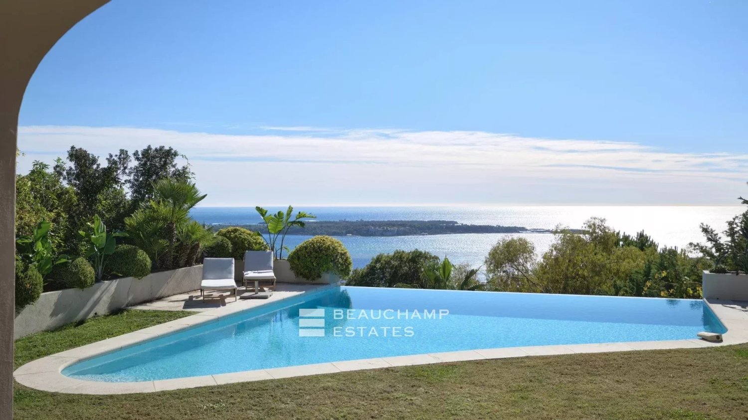 5 bedrooms Villa in Cannes, France No. 295456