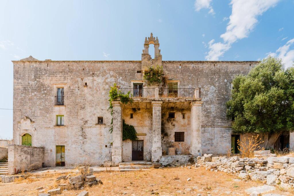 Casa de 7 dormitorios en Crispiano, Italy No. 354905