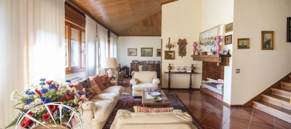 6 rooms Villa in Montemurlo, Italy No. 21813 3