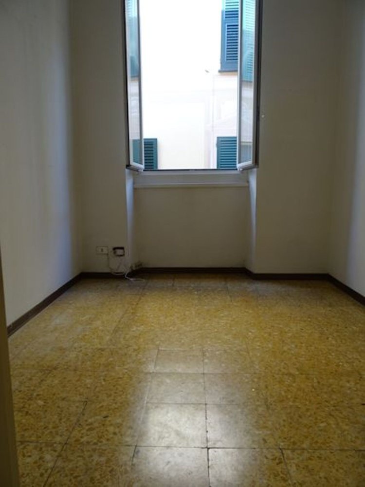 Apartamento de 4 dormitorios en Rapallo, Italy No. 379595