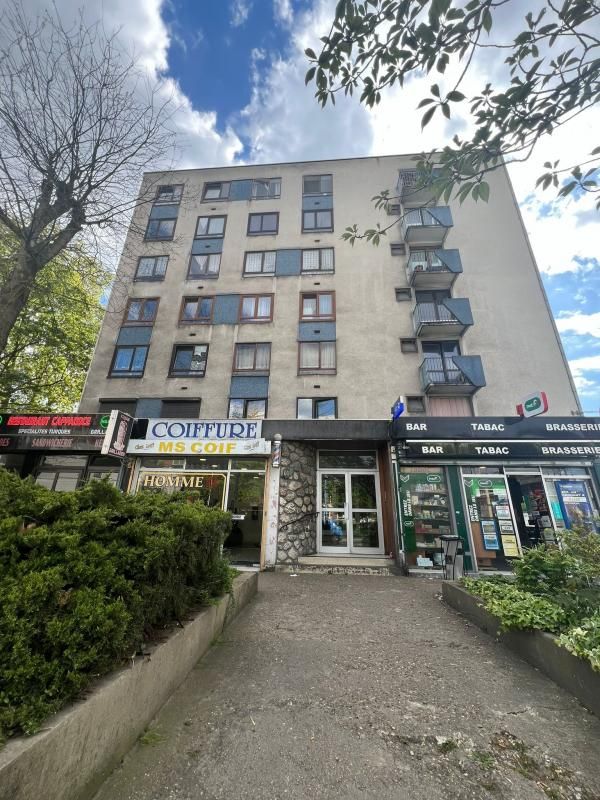 1 bedroom Apartment in La Courneuve, France No. 180485