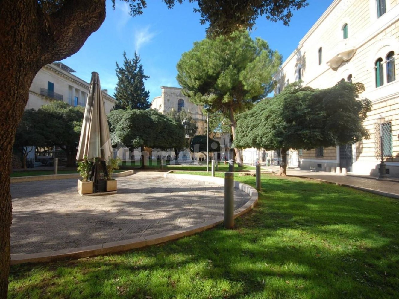 Propriété commerciale à Lecce, Italy 247m² No. 313499