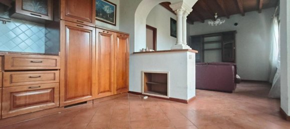 4 bedrooms Apartment in Creazzo, Italy No. 328061 4
