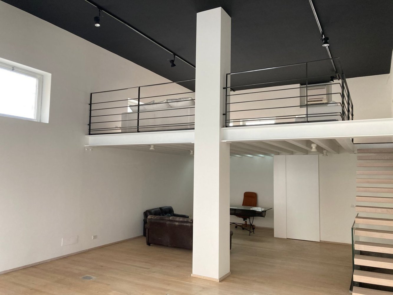 350m² Office in Piacenza, Italy No. 169866