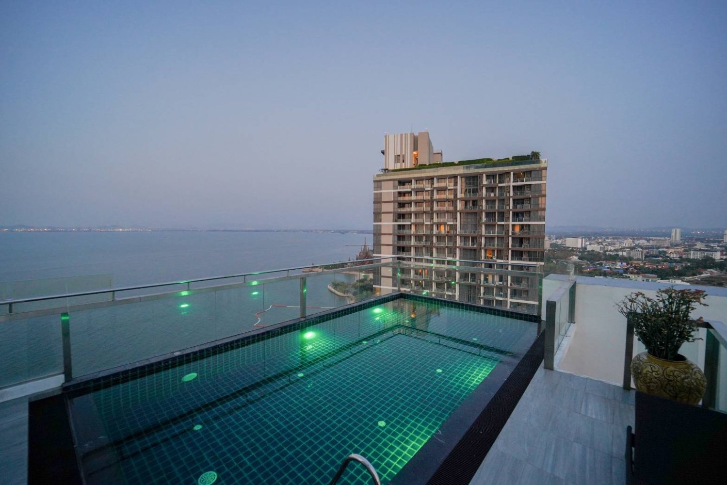 3 bedrooms Condo in Pattaya, Thailand No. 25060