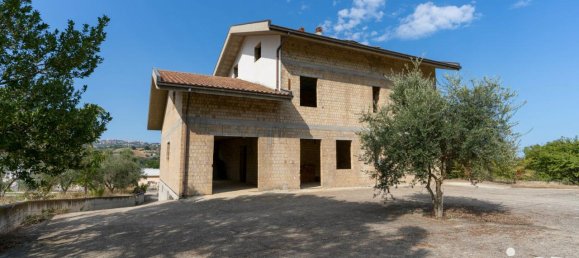 11 rooms Villa in Collecorvino, Italy No. 86951 12