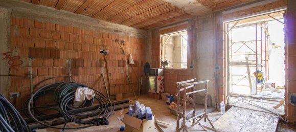 3-salle Appartement à Prato, Italy No. 25302 17