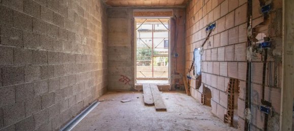 3-salle Appartement à Prato, Italy No. 25302 5