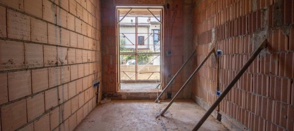 3-salle Appartement à Prato, Italy No. 25302 6