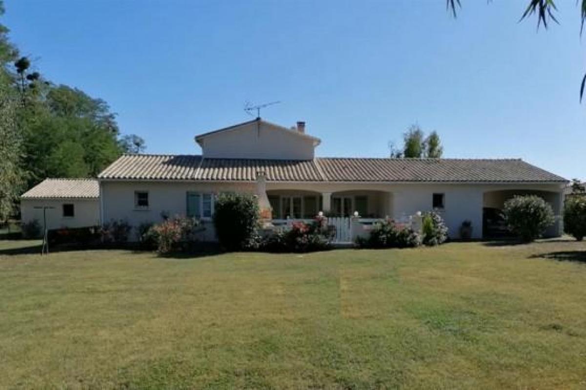 3 bedrooms Office in Ruffec, France No. 22368