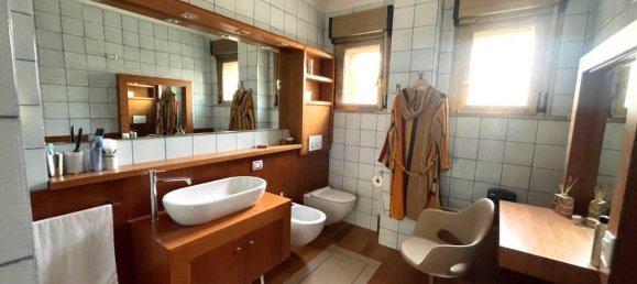 6 rooms Apartment in Udine, Italy No. 32337 11