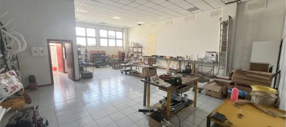 185m² Office in Sassuolo, Italy No. 17812 3