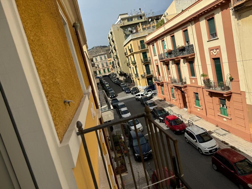 5 rooms Apartment in Messina, Italy No. 30948