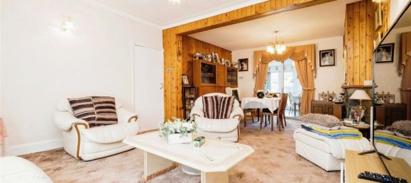 3 bedrooms House in East Ham, United Kingdom No. 11409 2