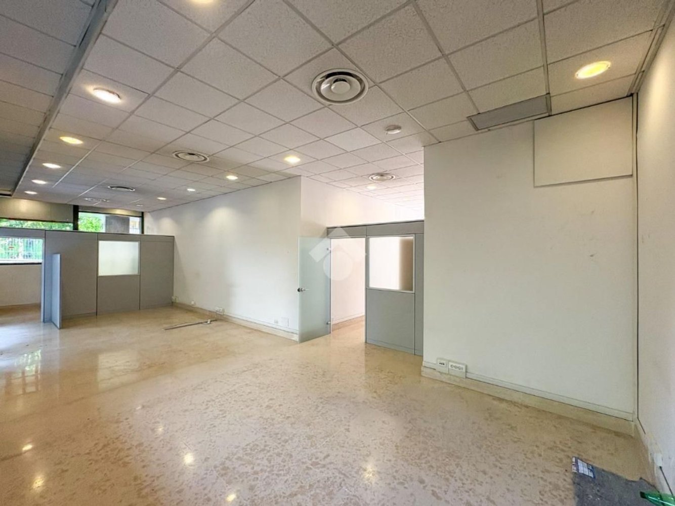 Коммерческая недвижимость 140м² в Лекко, Италия № 397681