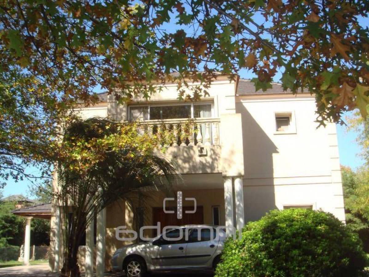 Casa de 3 dormitorios en Pilar, Argentina No. 10194