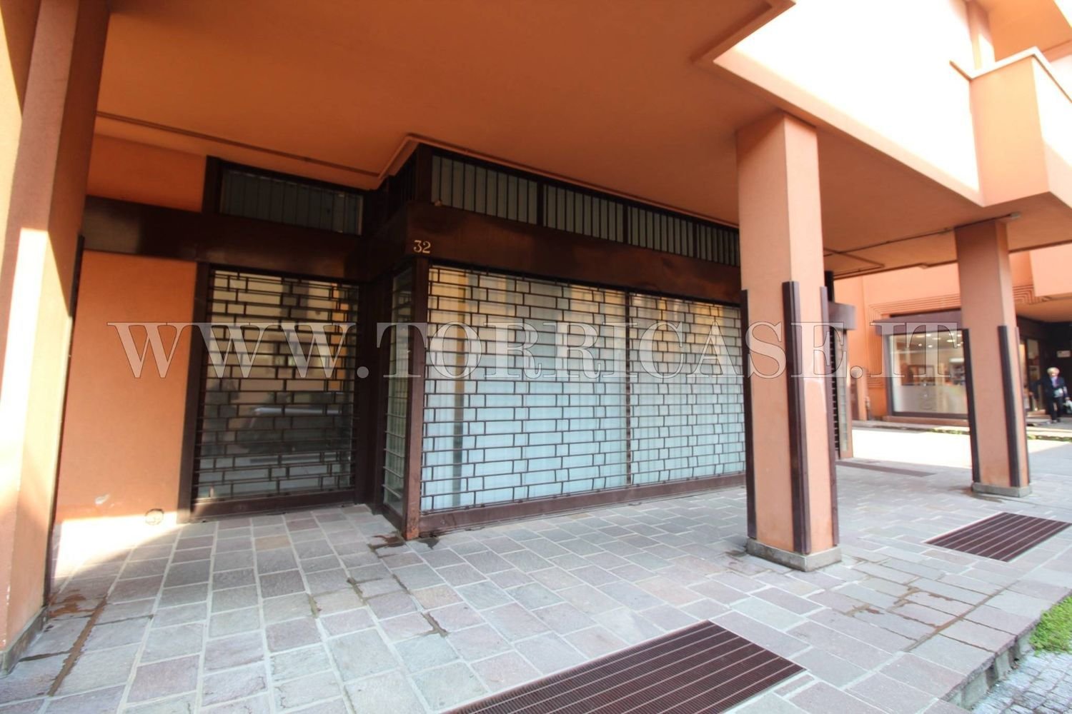 195m² Commercial property in Nembro, Italy No. 392210