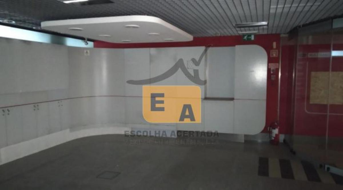 305m² Shop in Porto, Portugal No. 8189