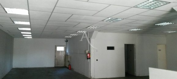 285m² Commercial property in Romorantin-Lanthenay, France No. 82429 4