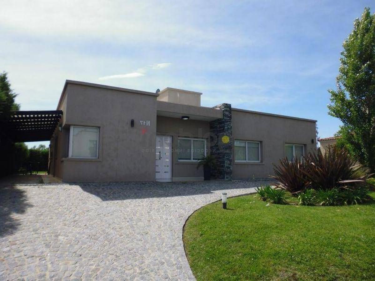 Casa de 4 dormitorios en Berazategui, Argentina No. 51560