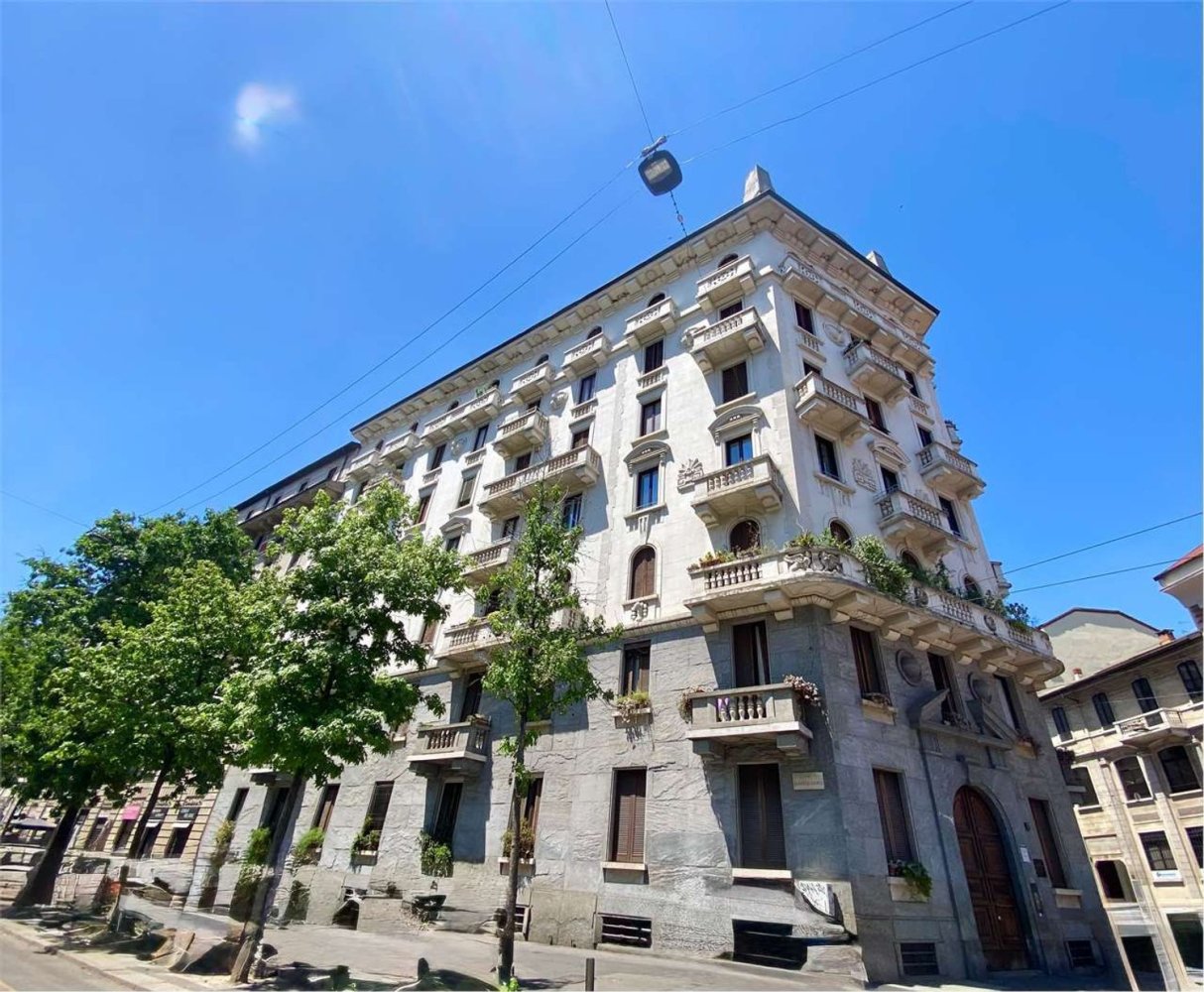 3 rooms Apartment in Milan, Italy No. 263926