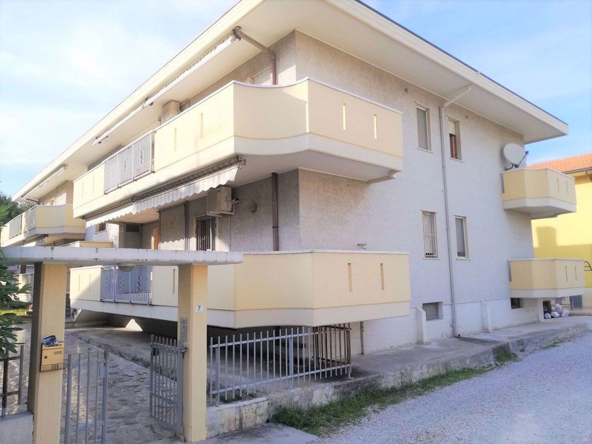 Квартира с 2 комнатами в Пинето, Италия № 14922