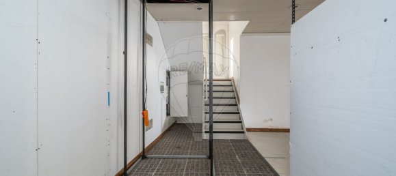 198m² Commercial property in Funchal, Portugal No. 64559 7