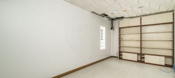 198m² Commercial property in Funchal, Portugal No. 64559 11