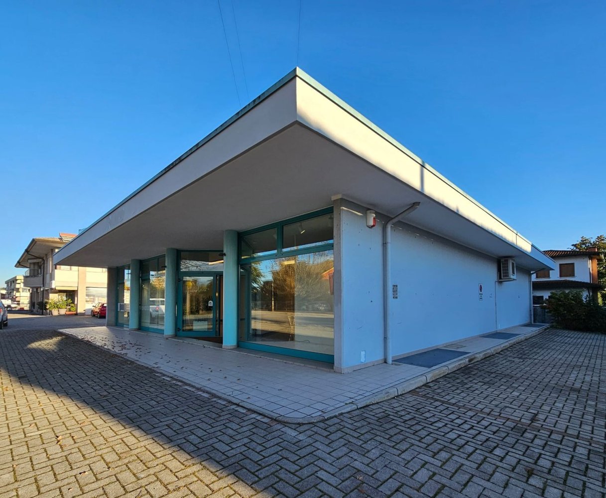 440m² Commercial property in Pordenone, Italy No. 258430