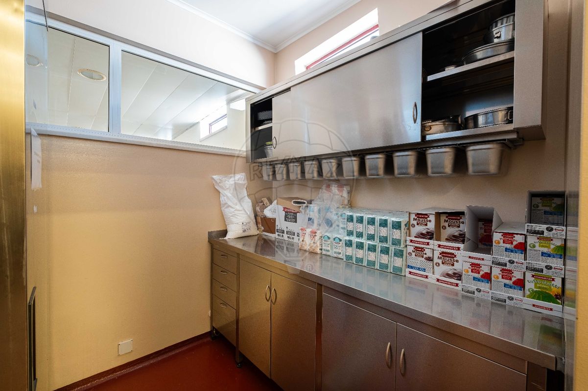 Propriété commerciale à Evora, Portugal 827m² No. 139507