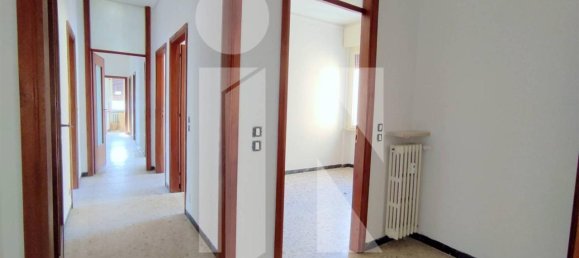 5 rooms Apartment in Mantua, Italy No. 242109 3