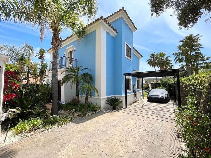 Villa de 4 dormitorios en Estepona, Spain No. 231713