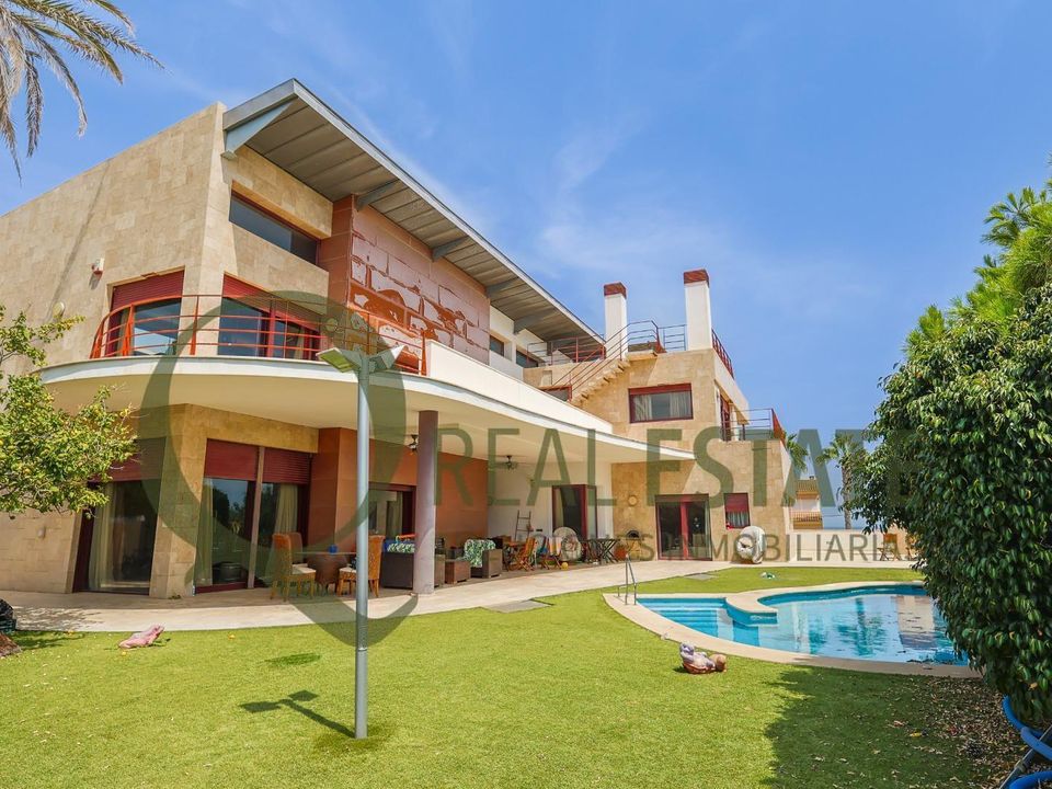 6 bedrooms Villa in Alicante, Spain No. 200936