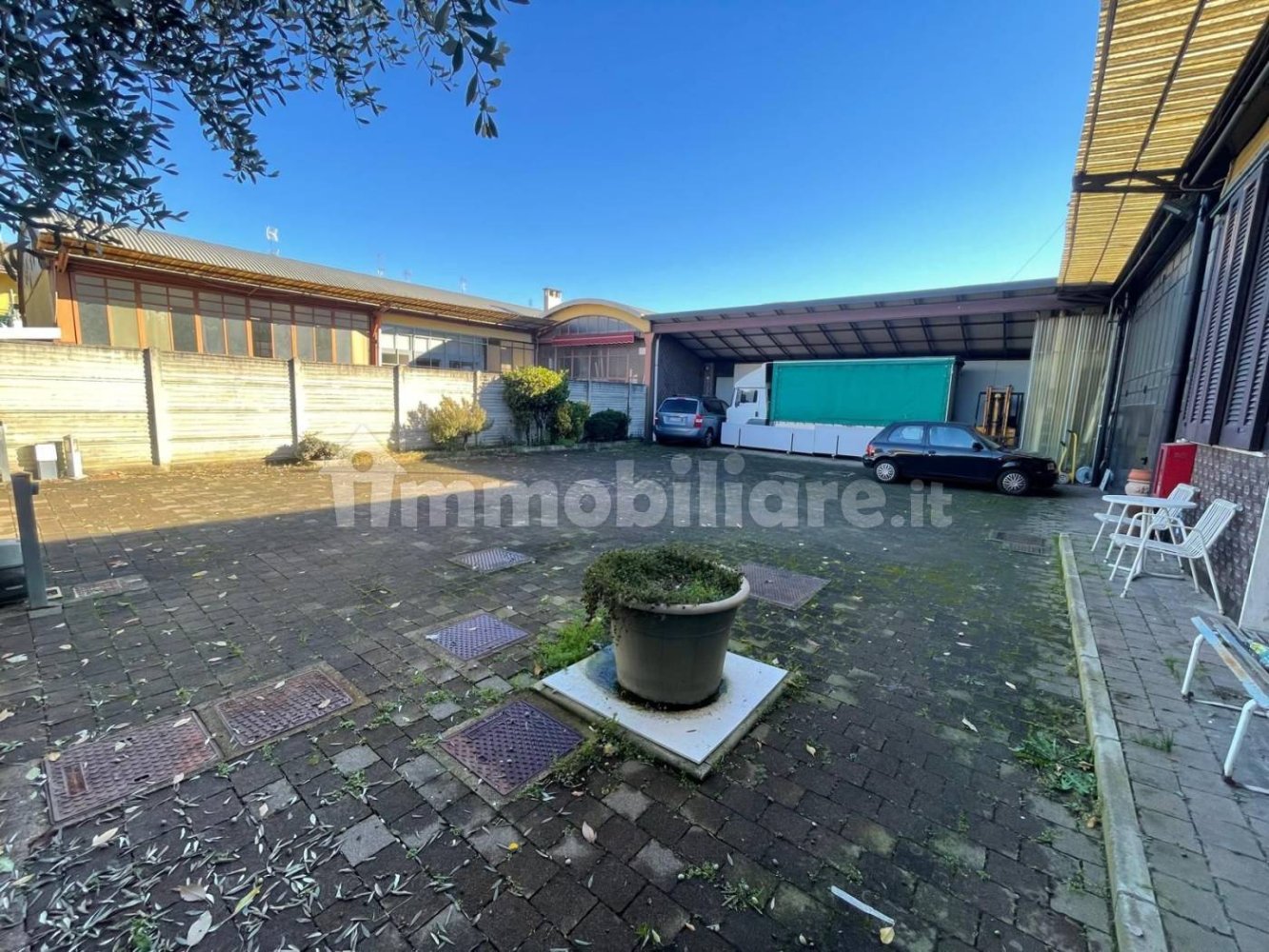 5 rooms Warehouse in Limbiate, Italy No. 100461