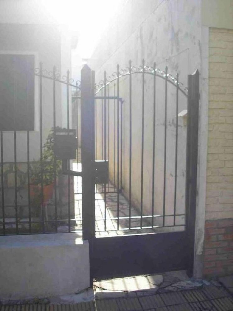 Casa de 3 dormitorios en General San Martín, Argentina No. 59810