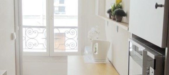 Studio in Paris, France No. 329831 3