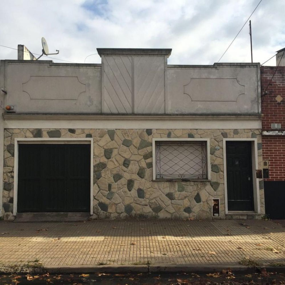 3 bedrooms House in Lanus, Argentina No. 4399