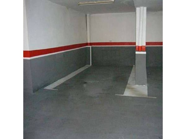  مرآب في Tona, Spain رقم 85101