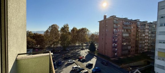 3 rooms Apartment in Turin, Italy No. 124936 2