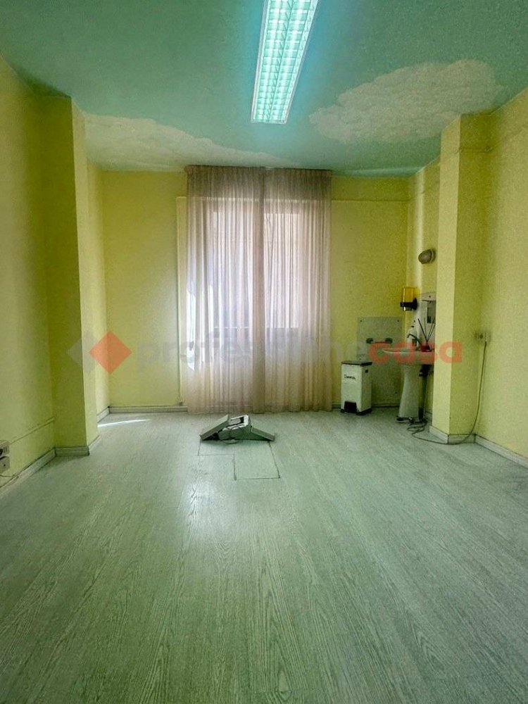 5 rooms Office in Livorno, Italy No. 356713