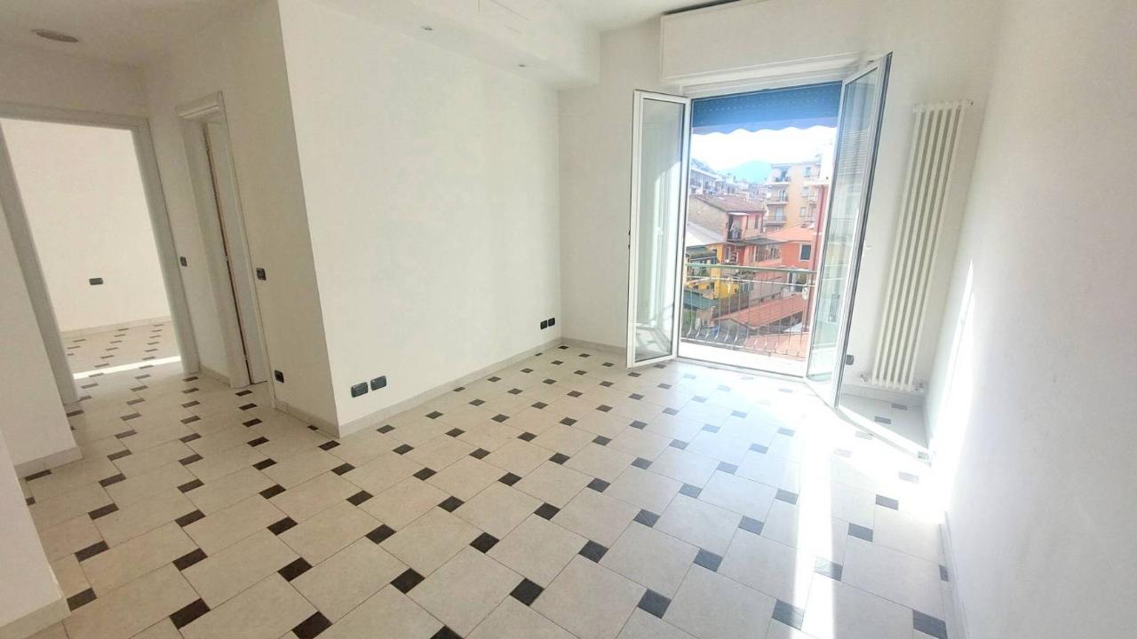 3-salle Appartement à Rapallo, Italy No. 41984