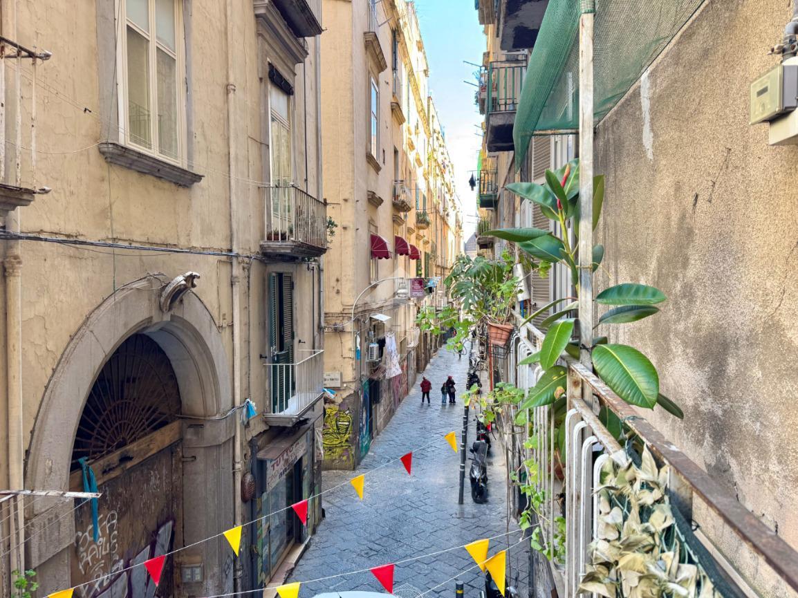 5 rooms Apartment in Naples, Italy No. 15070