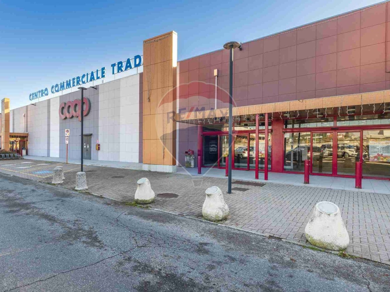 3 rooms Commercial property in Tradate, Italy No. 235092