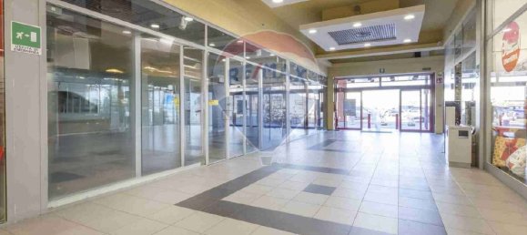 3 rooms Commercial property in Tradate, Italy No. 235092 3