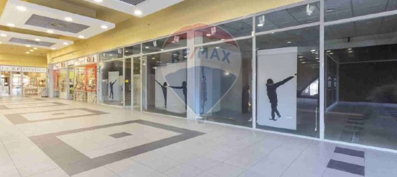 3 rooms Commercial property in Tradate, Italy No. 235092 2