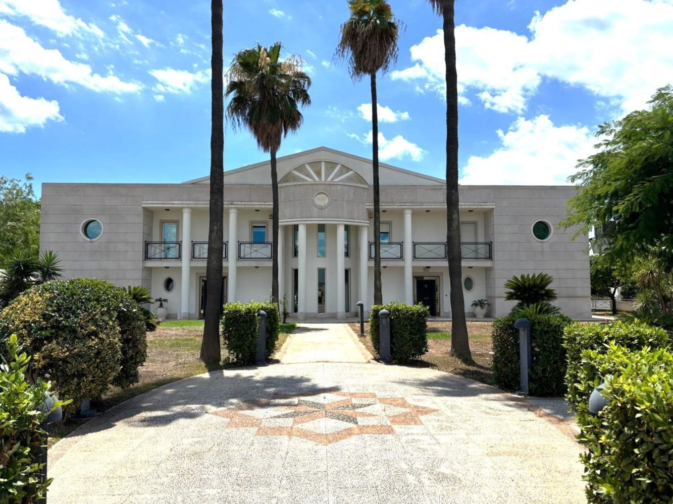 8 rooms Villa in Taranto, Italy No. 125738